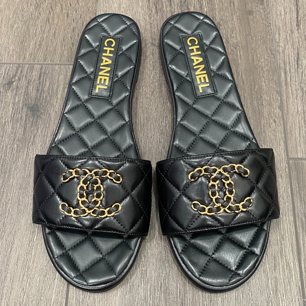 2023 CHANEL GOLD CHAIN CC LOGO BLACK LEATHER FLAT SHOES SLIDES MULES 38 - Picture 1 of 16